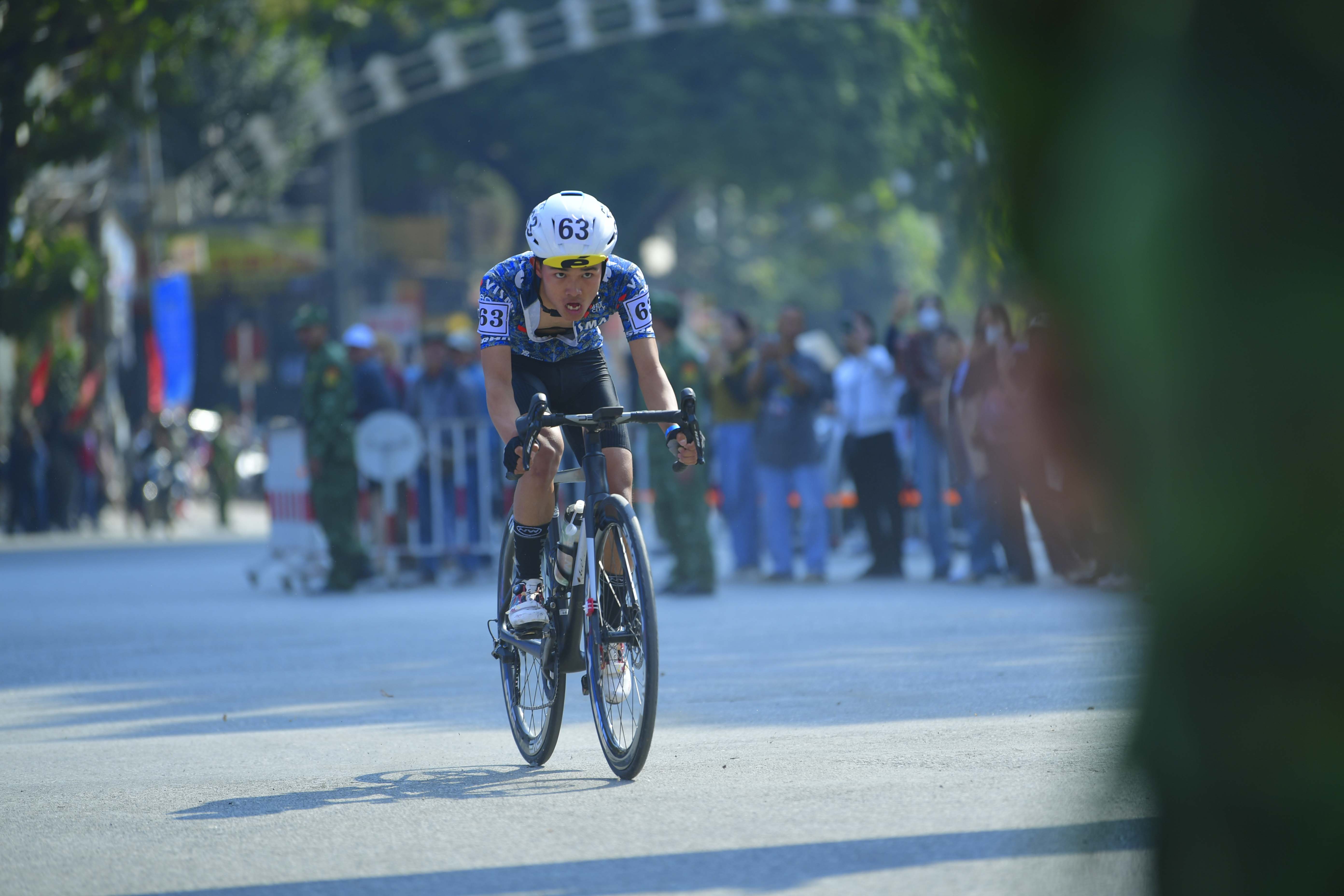 Cyclist #163: Cyclist 1: Yellow jersey with black accents, black shorts