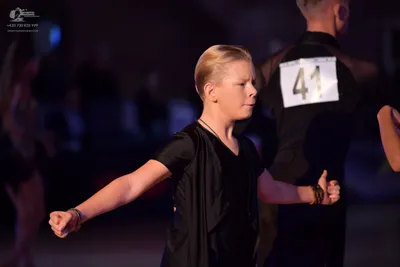 Dancesport competitor #41: Foreground dancer: black short-sleeved top with bracelets on both wrists