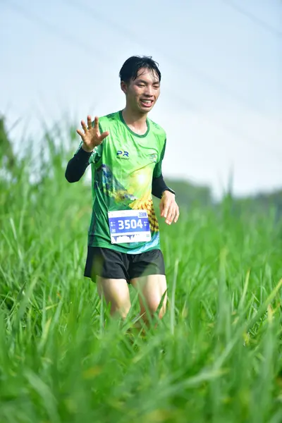 Marathon runner #3504: Runner 1: green jersey, black shorts