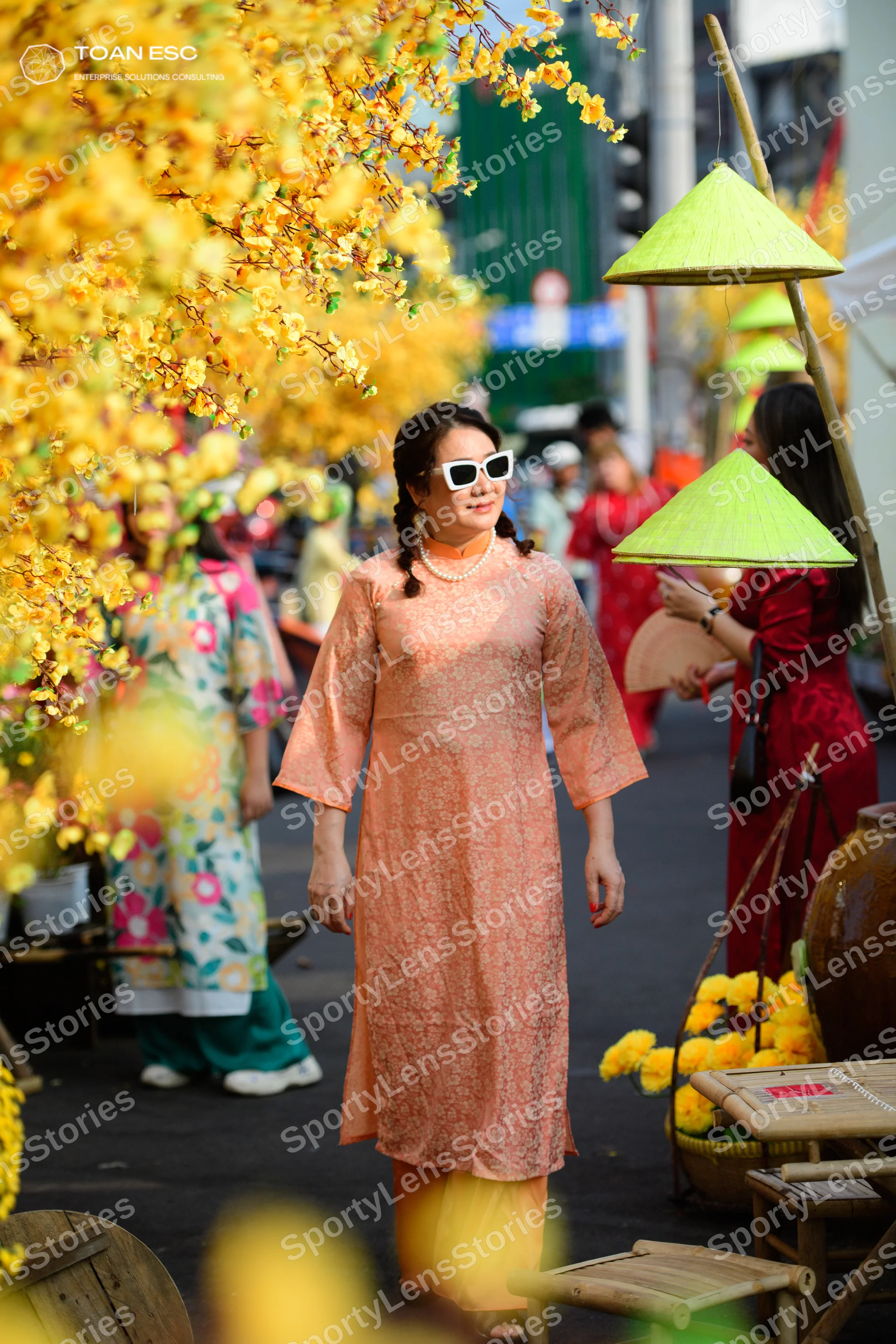 Dancesport competitor: Female dancer (center): peach-colored long tunic with a subtle pattern and match
