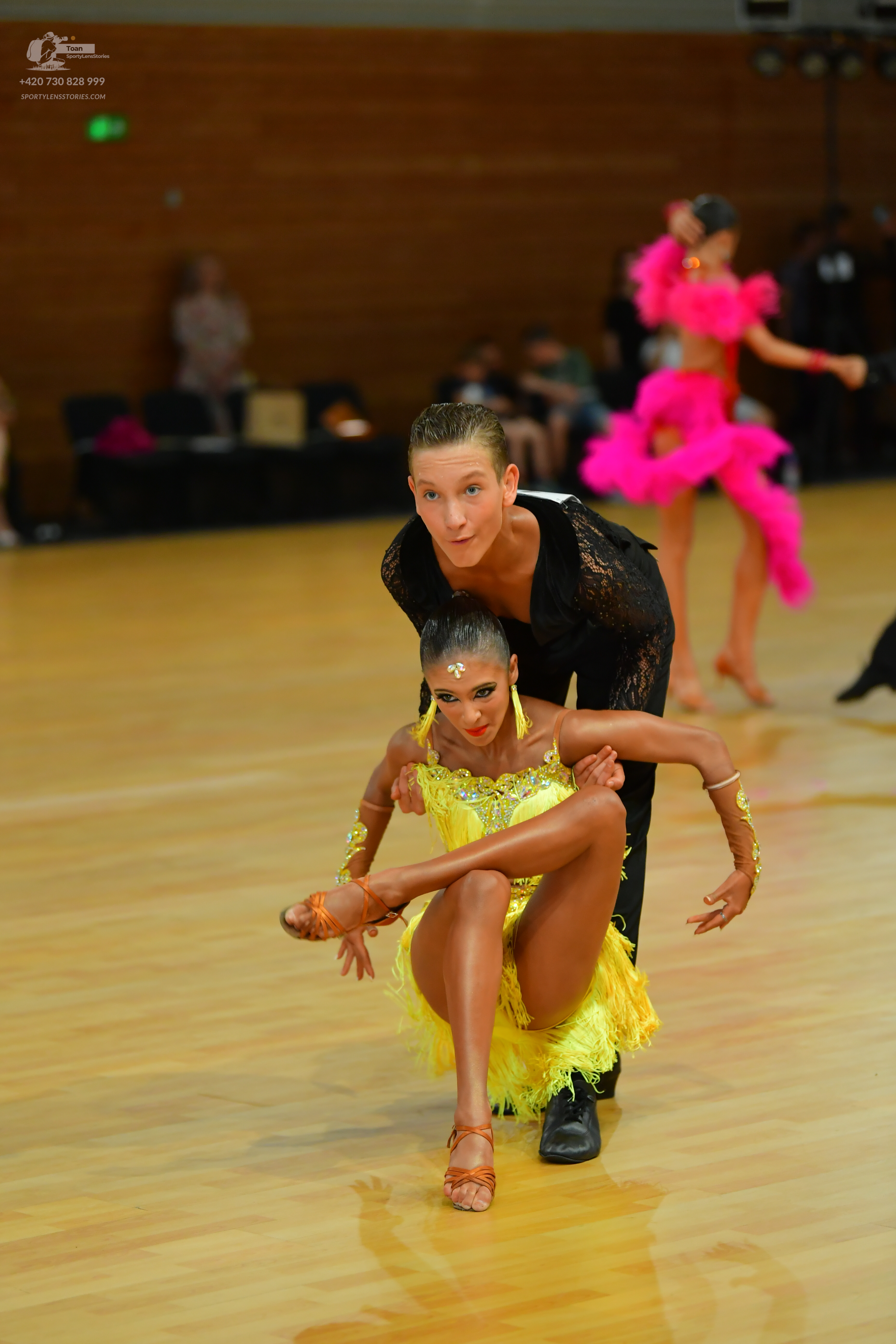Dancesport competitor: ** Black tailsuit
*   **Fabric:** Sequin 
*   **Style:** Tail suit
*   **Accesso