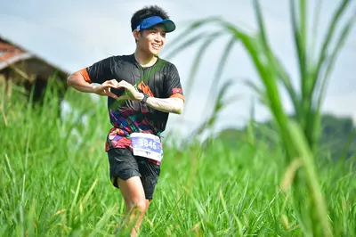 Marathon runner #3846: Runner 1: black jersey with colorful pattern, black shorts, blue visor, and a bl