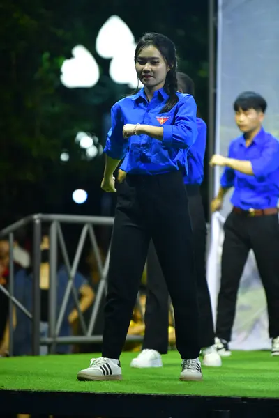 Marathon runner: Runner 1: blue long-sleeved shirt, black leggings, white sneakers
