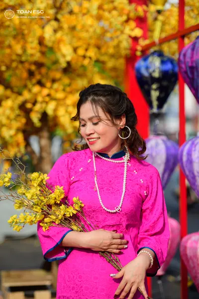 Dancesport competitor: Female dancer: bright pink long-sleeved tunic with a floral brocade pattern, acc
