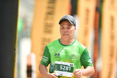 Marathon runner #5281: Runner 1: green jersey, black cap