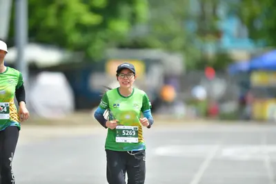 Marathon runner #5269: Runner 1: green and yellow patterned jersey, black leggings