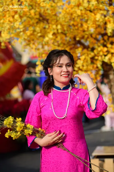 Dancesport competitor: Female dancer: pink long-sleeved dress with a subtle floral pattern, blue-trimme