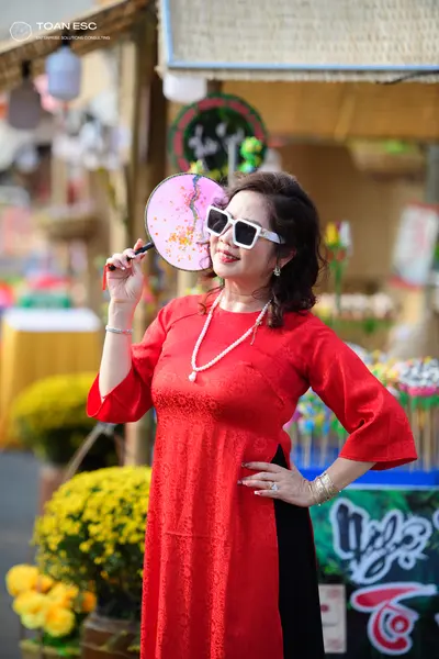 Dancesport competitor: Female dancer: red long-sleeved dress with a subtle pattern, accompanied by whit