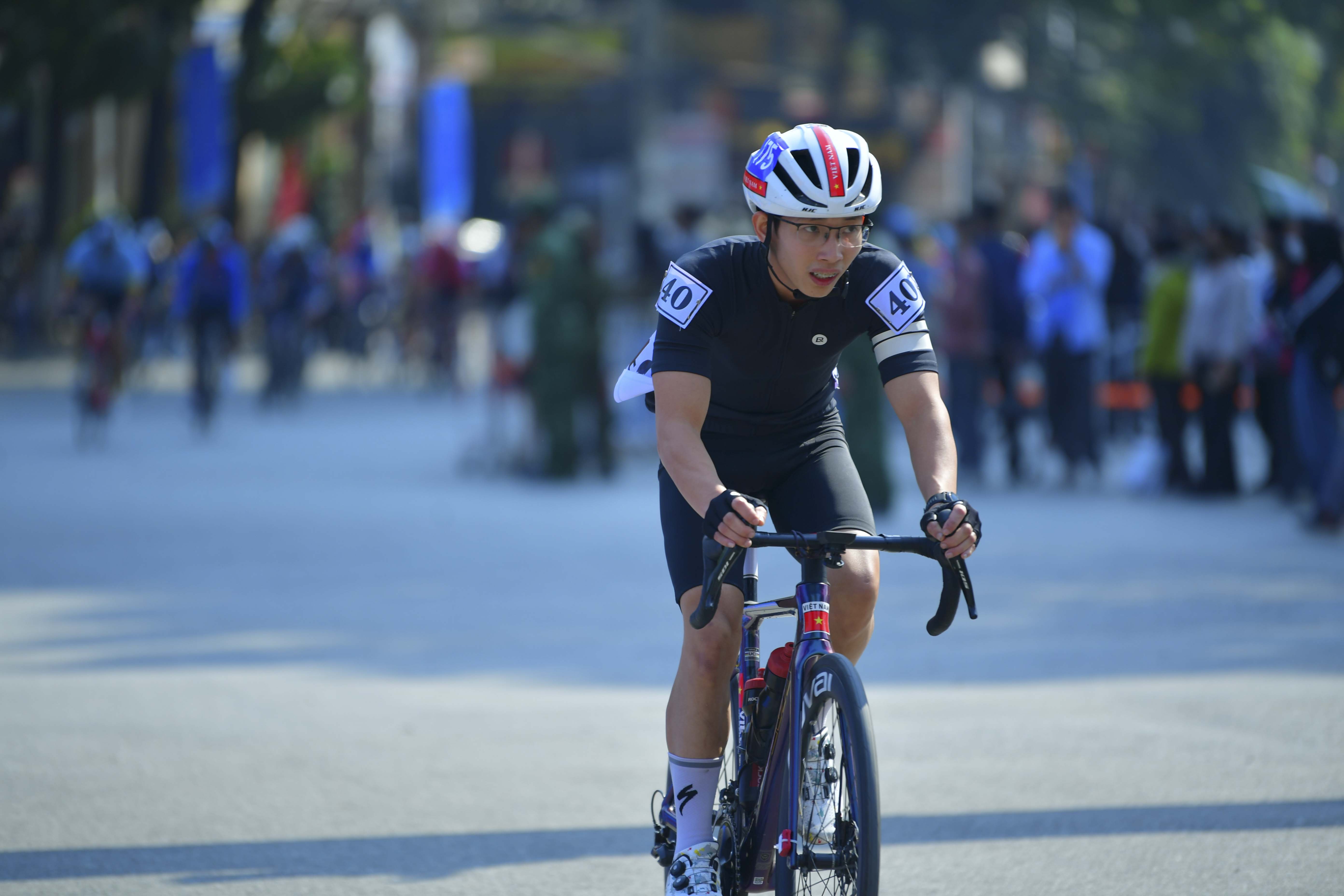 Cyclist: Cyclist 1: Red jersey with white accents and the number 40