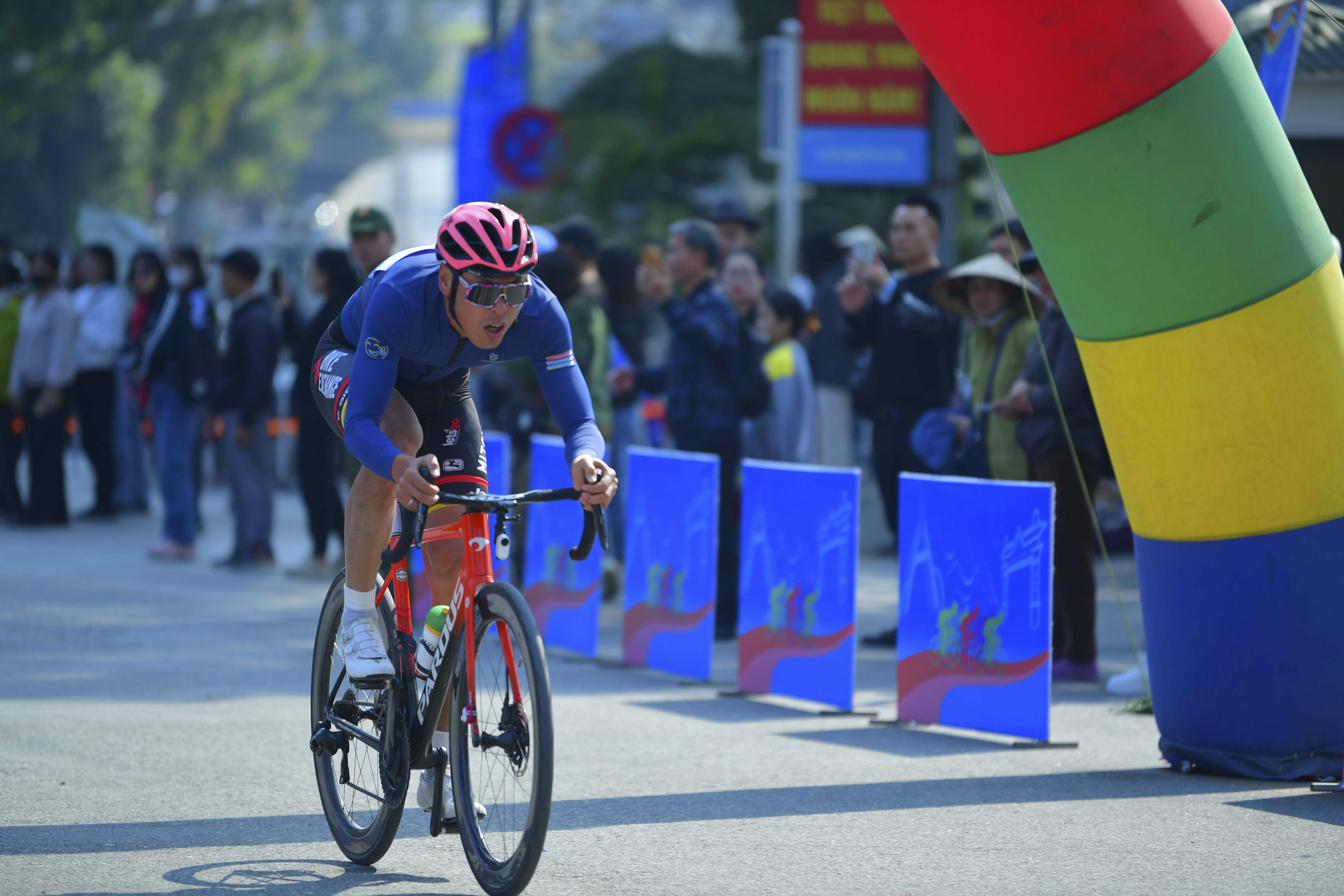 Cyclist: Cyclist 1: blue and white jersey, red shorts