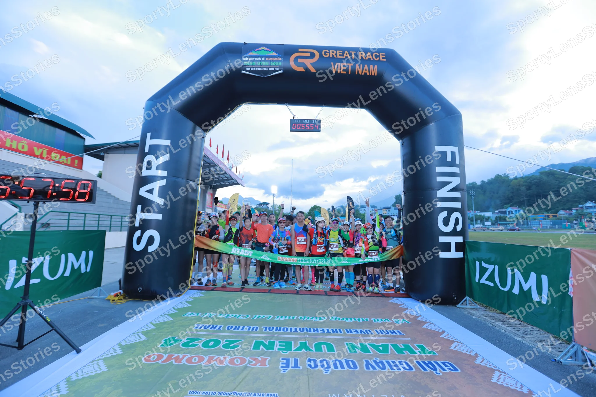 Marathon runner: Runner 1: green jersey, dark shorts