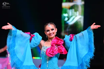 Dancesport competitor: Female dancer: light blue Latin dance dress with sequins on the bodice, large fl