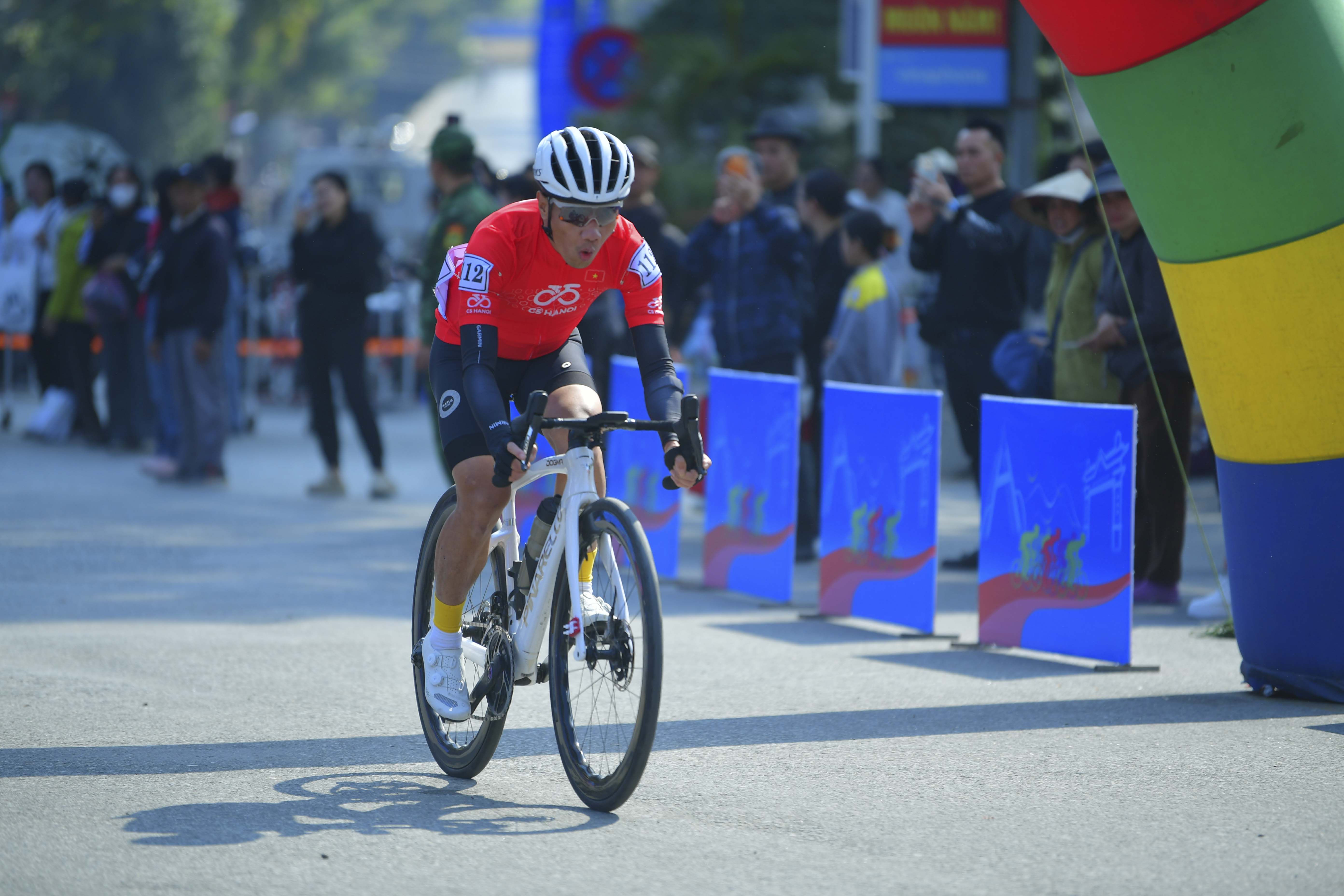 Cyclist: Cyclist 1: Yellow jersey with white sleeves, black shorts