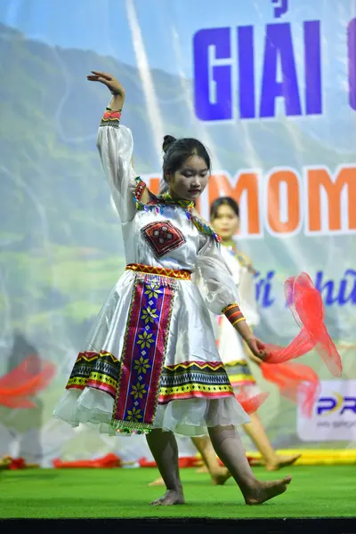 Marathon runner: Runner 1: white long-sleeved dress with colorful embroidery, barefoot