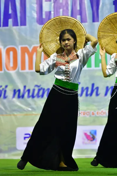 Marathon runner: Runner 1: white long-sleeved shirt with colorful embroidery, green waist sash, l