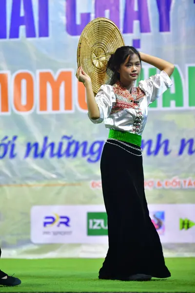 Marathon runner: Runner 1: white long-sleeved shirt with red patterns, black skirt/pants, green s