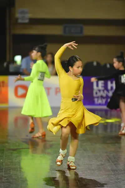 Dancesport competitor #186: Female dancer in lime green: lime green Latin dress