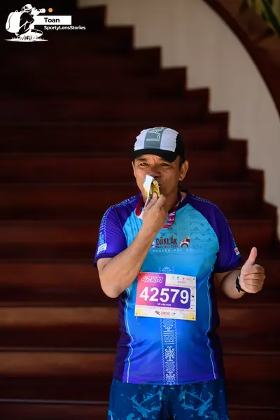 Marathon runner #42579: Runner 1: blue and purple patterned jersey, blue patterned shorts, white and gre