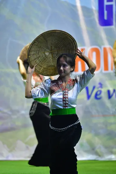 Marathon runner: Runner 1: white shirt with patterned embroidery, green sash, black pants, and a 