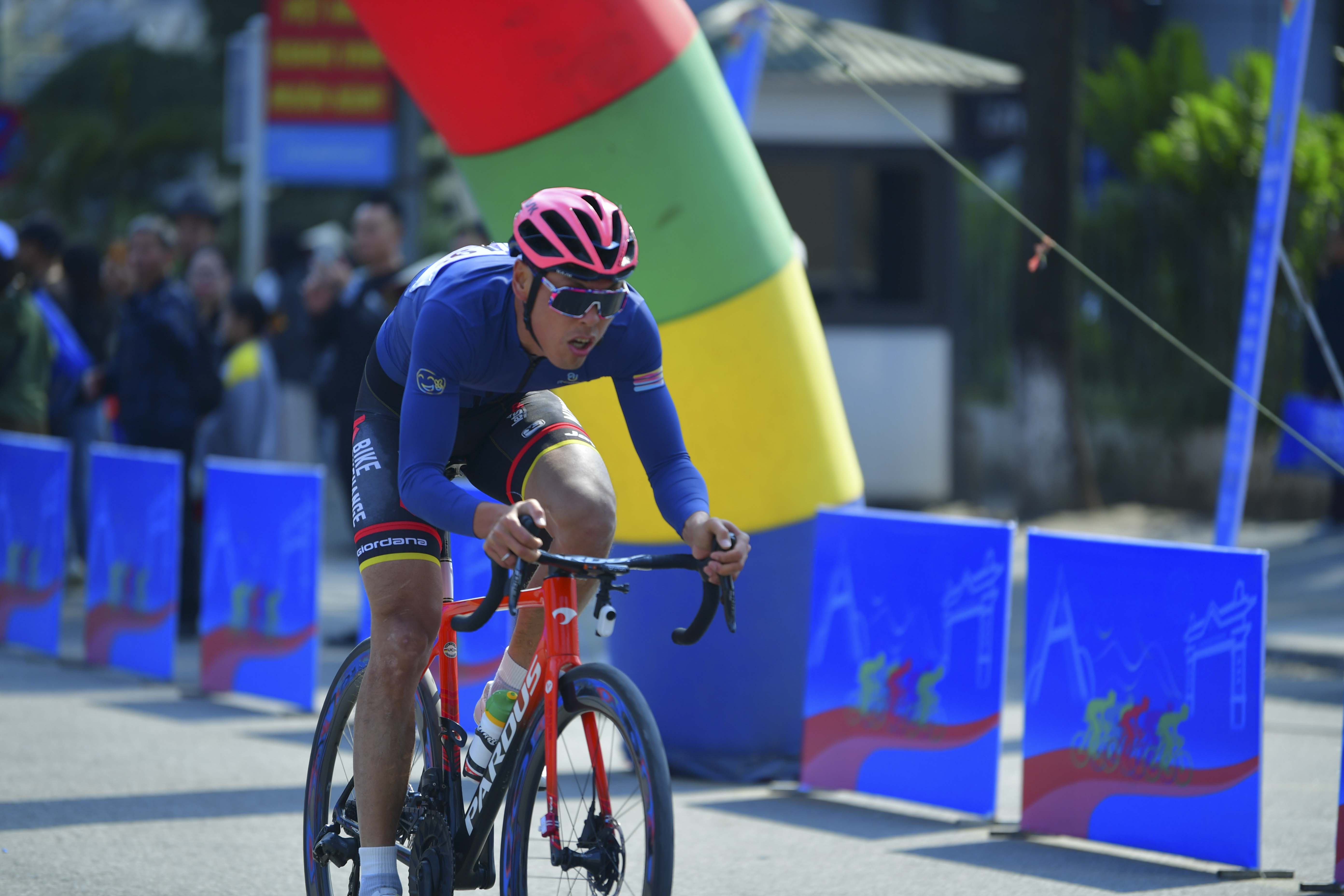 Cyclist: Cyclist 1: Yellow jersey, white and green cycling shorts