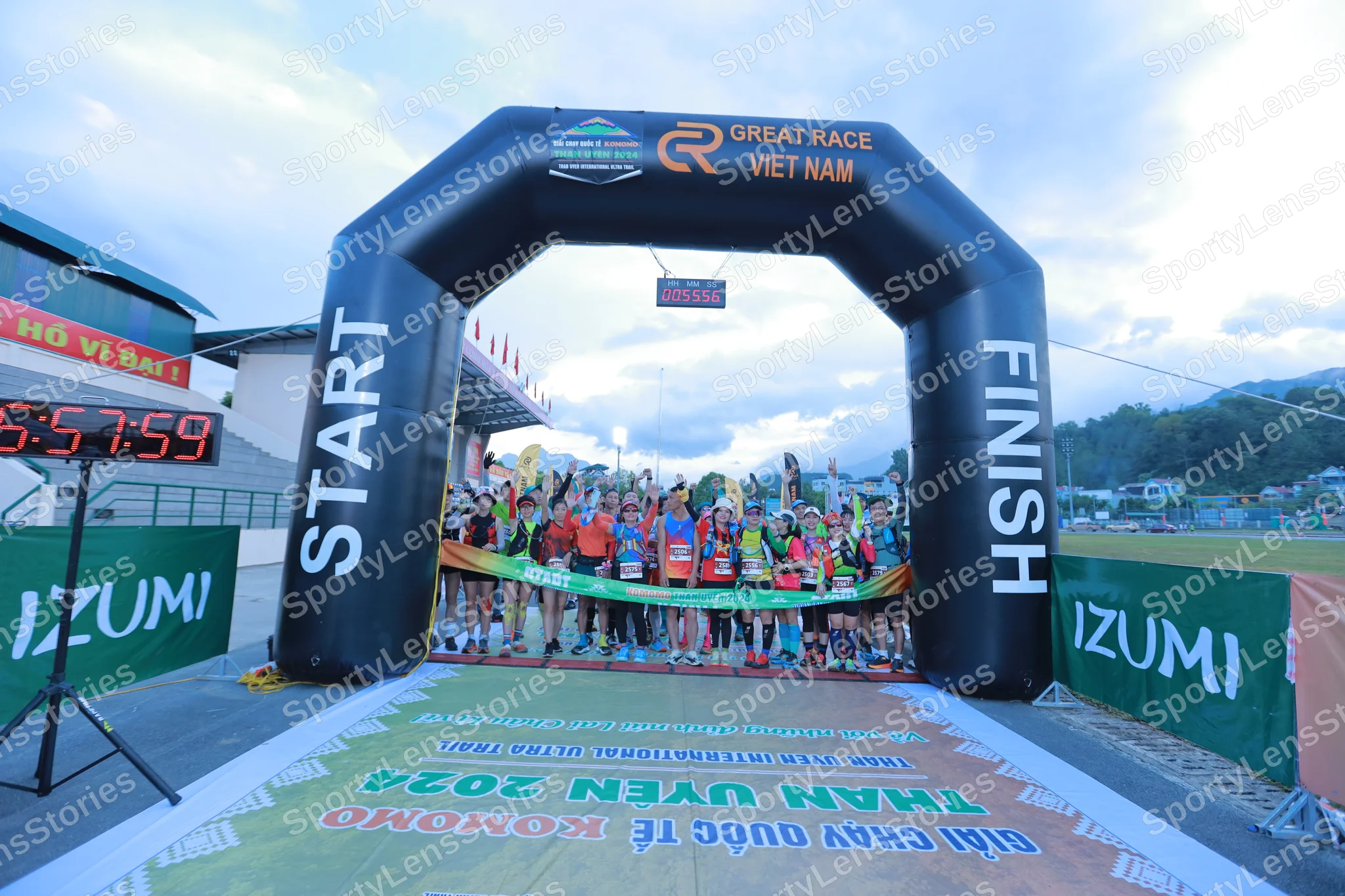 Marathon runner: A large group of runners wearing various colored jerseys, including red, green,