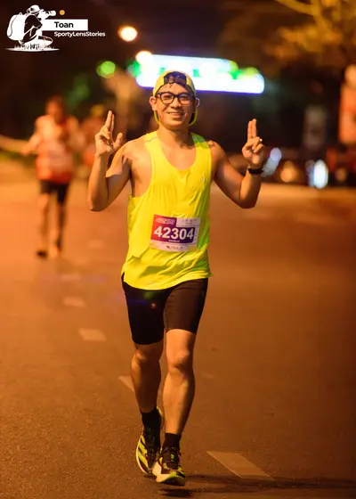 Marathon runner #42304: Runner 1: yellow tank top, black shorts, black and yellow running shoes, glasses