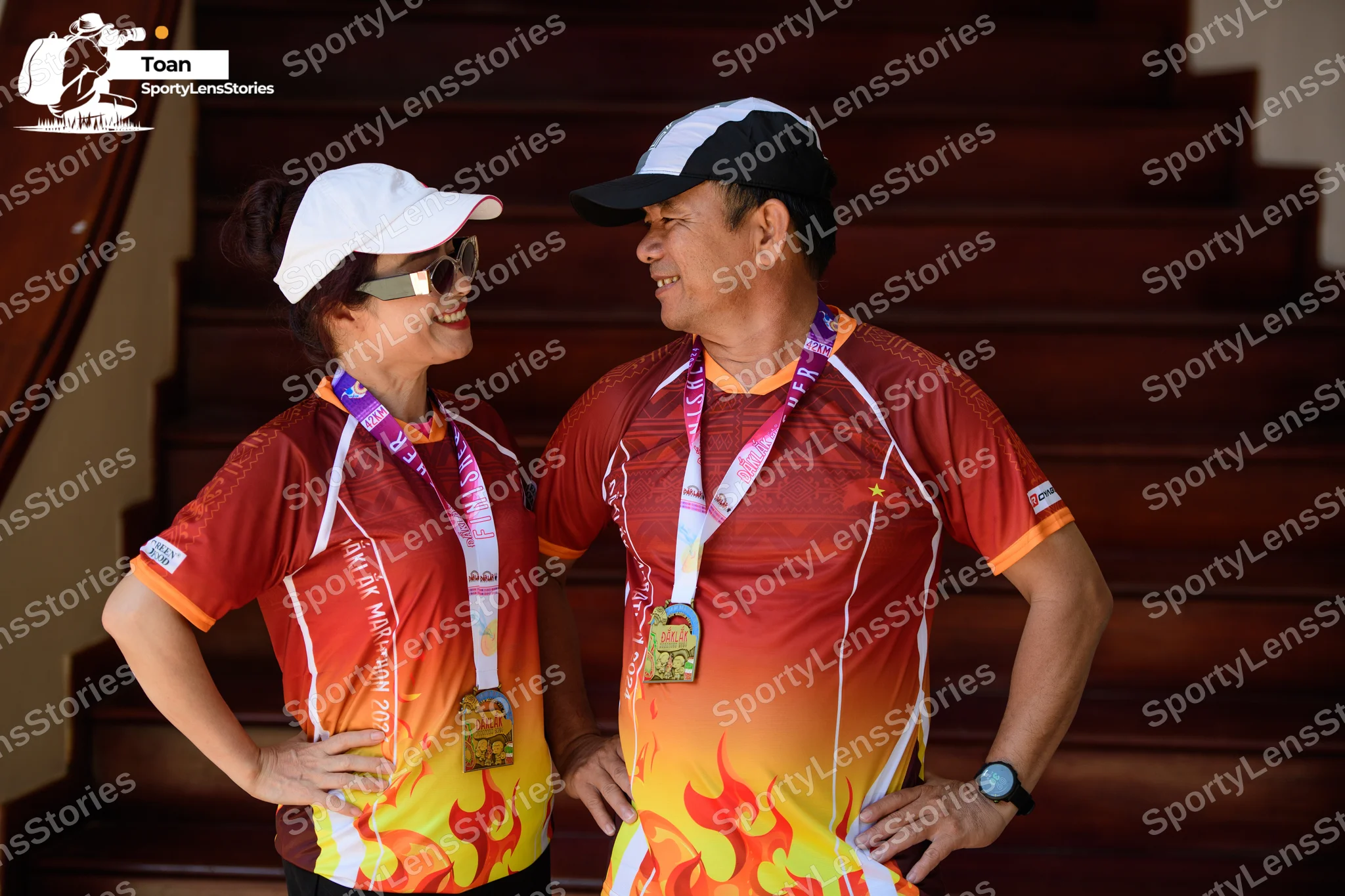 Marathon runner: Runner 1: white cap, sunglasses, red/orange/yellow flame-patterned jersey, black