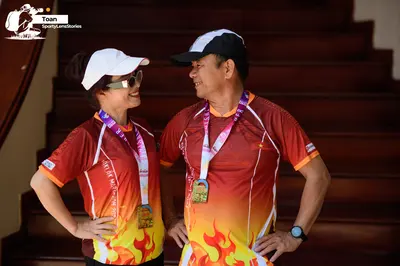 Marathon runner: Runner 1: white cap, sunglasses, red/orange/yellow flame-patterned jersey, black
