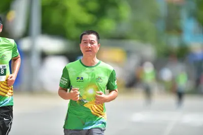 Marathon runner: Runner 1: green patterned jersey, black shorts