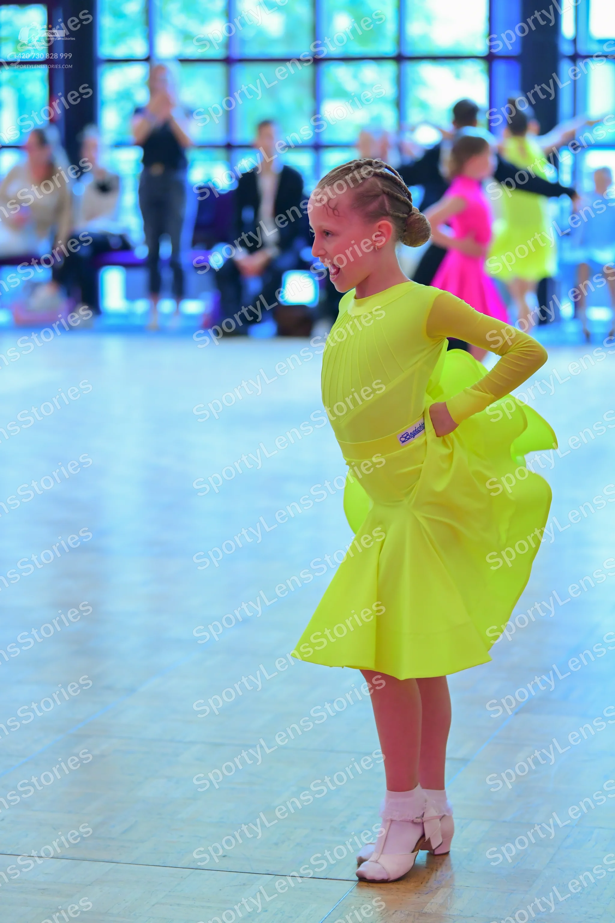 Dancesport competitor: Main dancer: neon yellow long-sleeved dress with a flared skirt