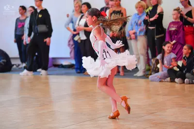 Dancesport competitor #271: Female dancer: white latin dress with voluminous ruffles