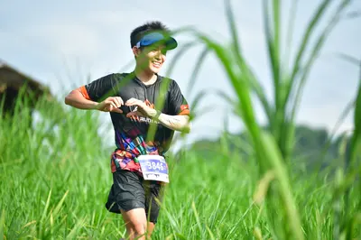 Marathon runner #3846: Runner 1: black jersey with colorful pattern, black shorts, blue visor