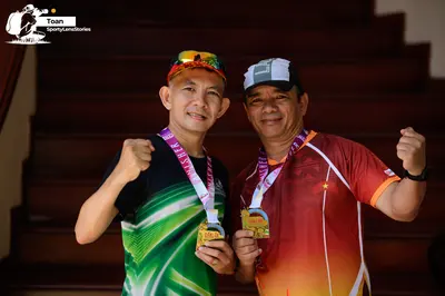 Marathon runner: Runner 1: black and green patterned jersey, colorful cap with sunglasses