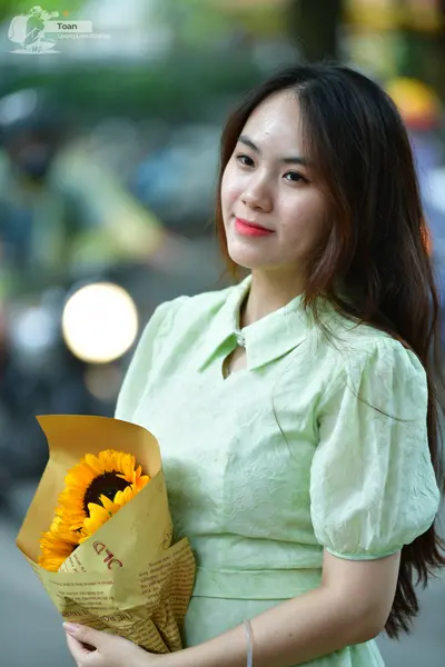 Dancesport competitor: Female dancer: light green dress with puff sleeves and a collar