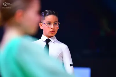Dancesport competitor: Main dancer: white long-sleeved shirt with a black tie
