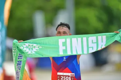 Marathon runner #2506: Runner 1: blue and red patterned jersey