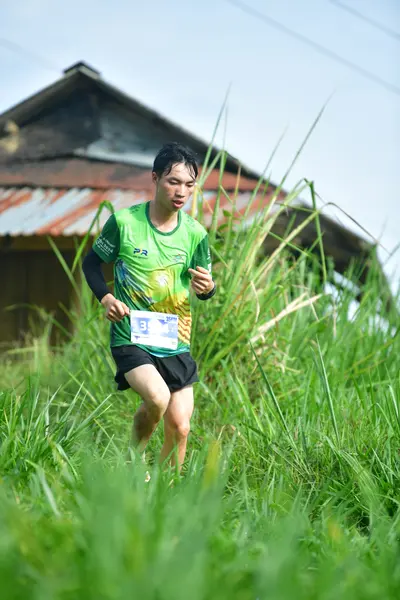 Marathon runner: Runner 1: green and yellow jersey, black shorts