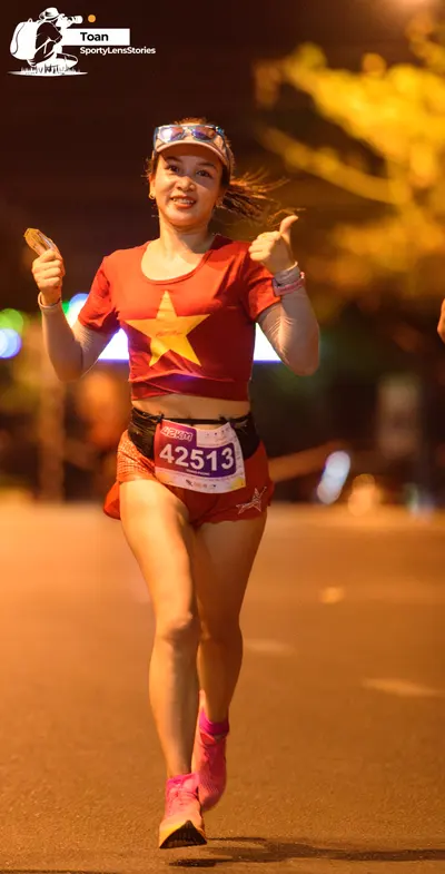 Marathon runner #42513: Runner 1: red short-sleeved crop top with a yellow star, red shorts, pink shoes,