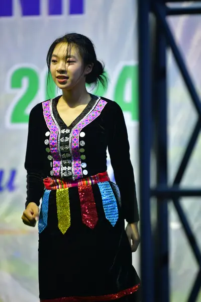 Marathon runner: Runner 1: black long-sleeved top with colorful patterned trim