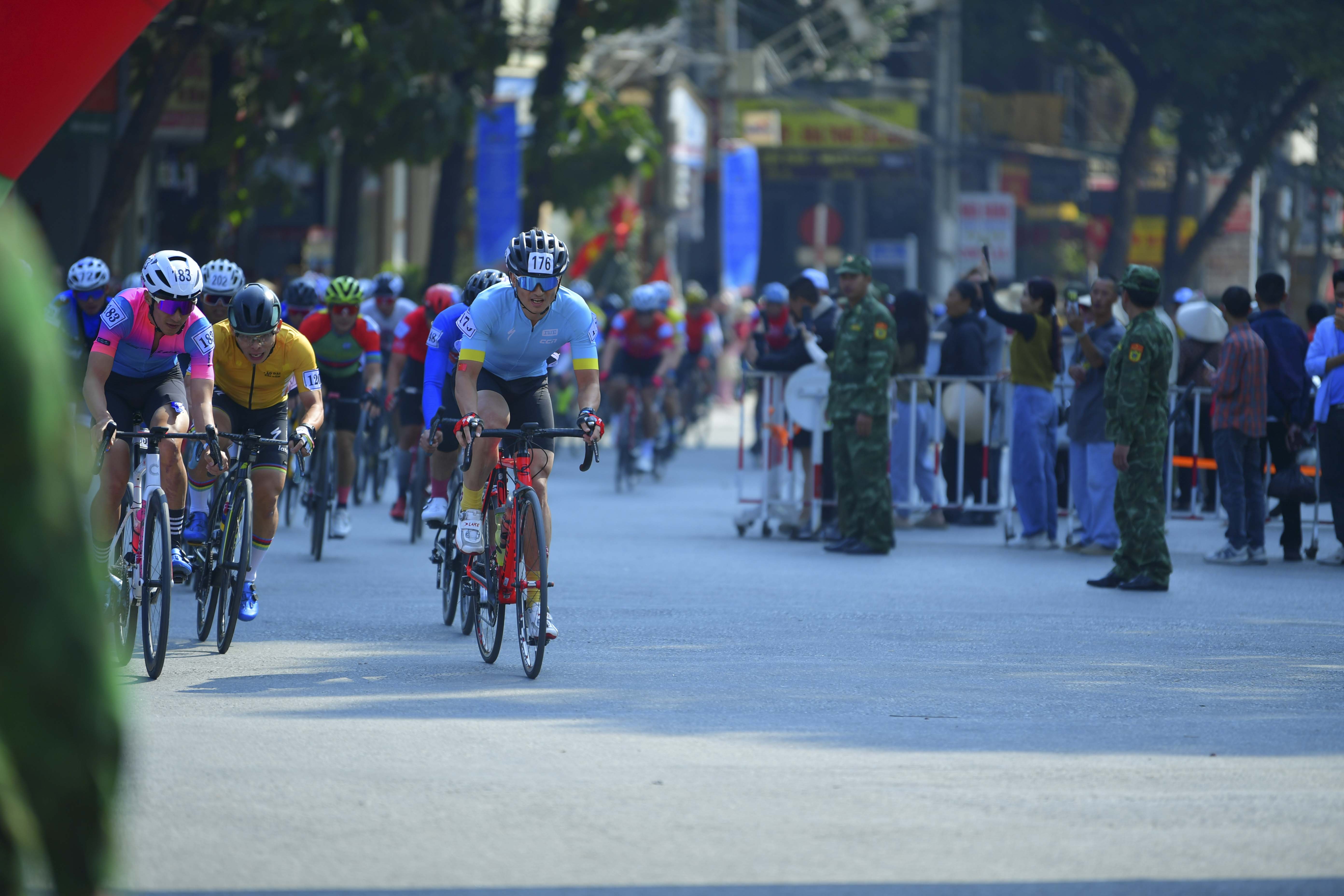 Cyclist: Cyclist 1: Yellow jersey, black shorts