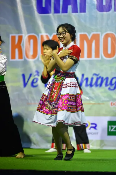 Marathon runner: Runner 1: white top with colorful embroidery, black leggings, black shoes