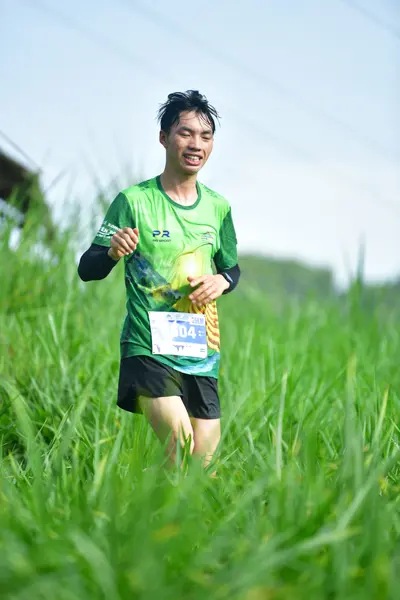 Marathon runner #104: Runner 1: green jersey, black shorts