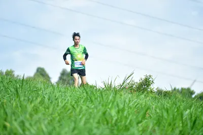 Marathon runner #M1702: Runner 1: green long-sleeved jersey, dark shorts