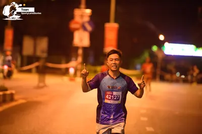 Marathon runner #42127: Runner 1: purple and blue patterned jersey, white shorts