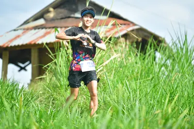 Marathon runner: Runner 1: black patterned jersey, black shorts, blue visor