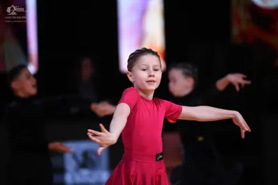 Dancesport competitor: Female dancer: pink short-sleeved Latin dress