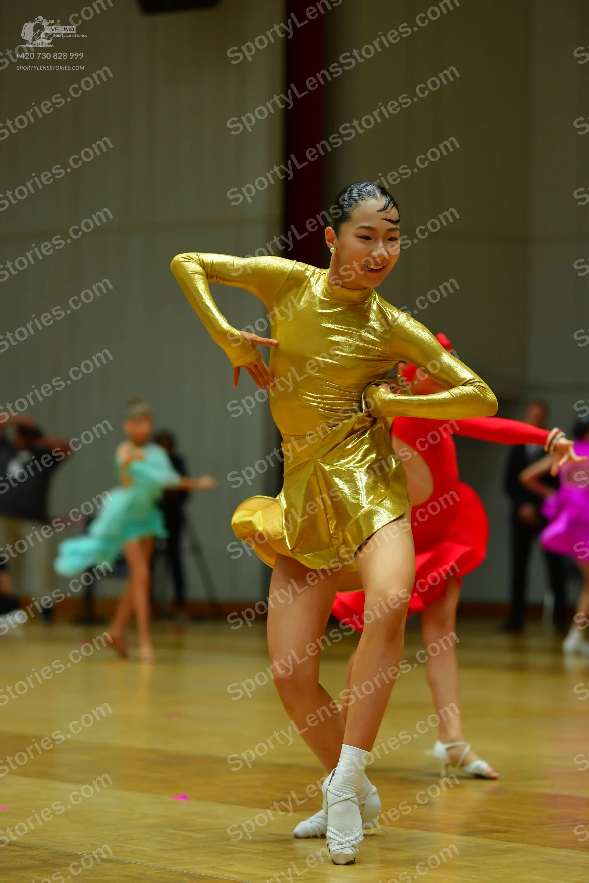 Dancesport competitor: Main dancer: gold metallic long-sleeved Latin dress