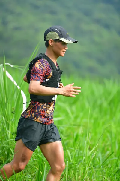 Marathon runner: Runner 1: dark patterned jersey, black shorts, dark baseball cap