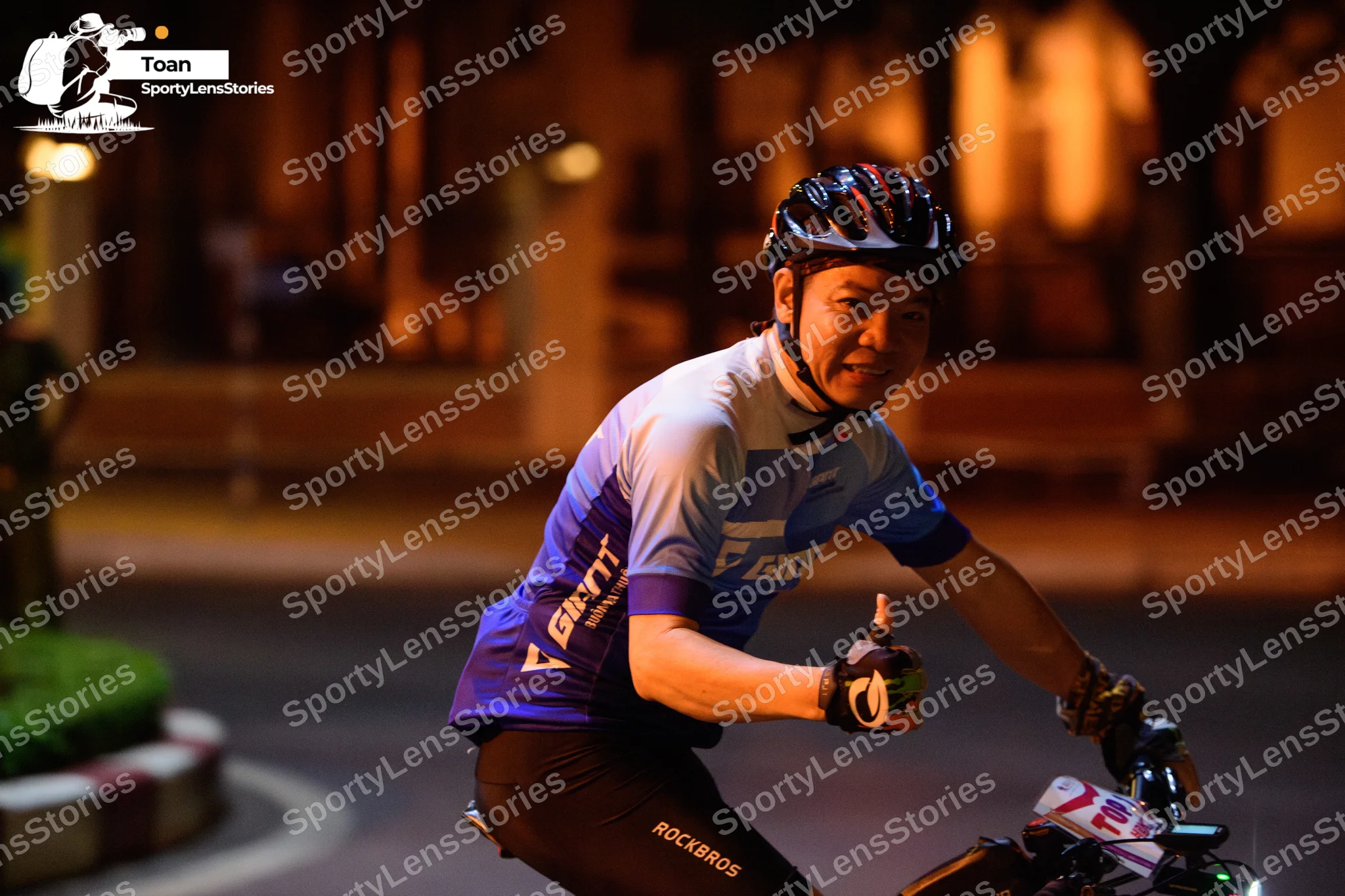 Marathon runner: Athlete 1: blue and light blue cycling jersey, black shorts, black and white glo