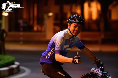 Marathon runner: Athlete 1: blue and light blue cycling jersey, black shorts, black and white glo